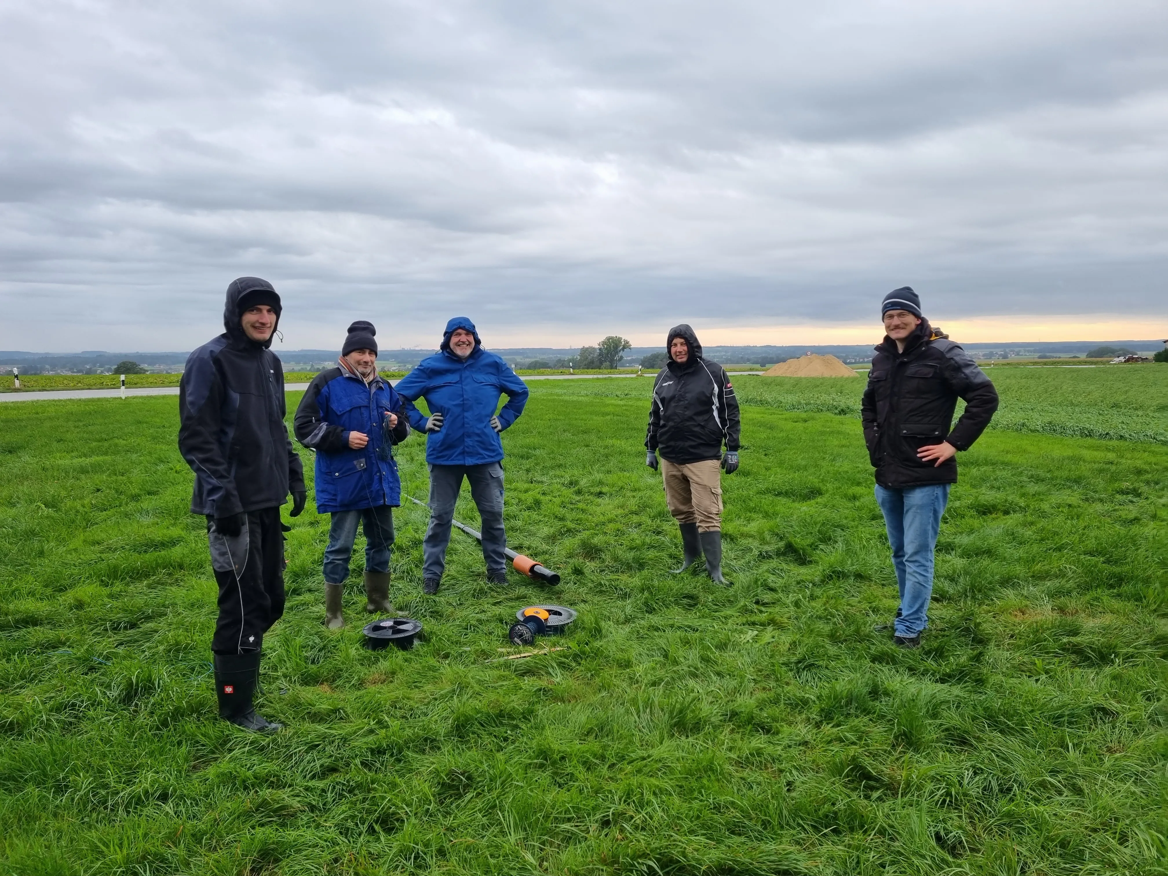 Team building the 160m_80m antenna.jpg